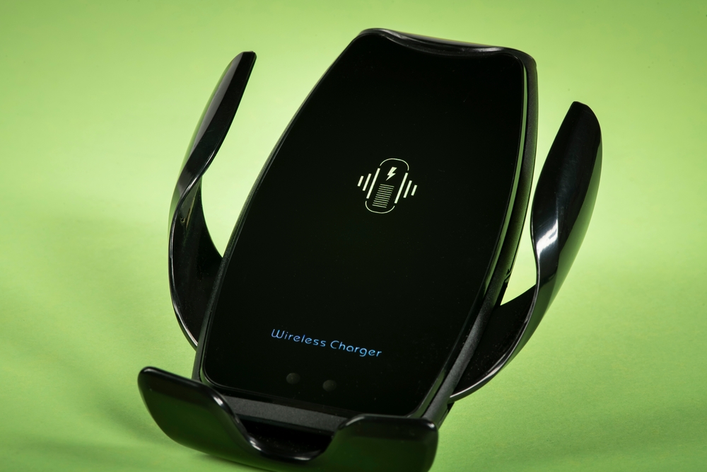 Smart mobilhållare med integrerad billaddare för säker körning